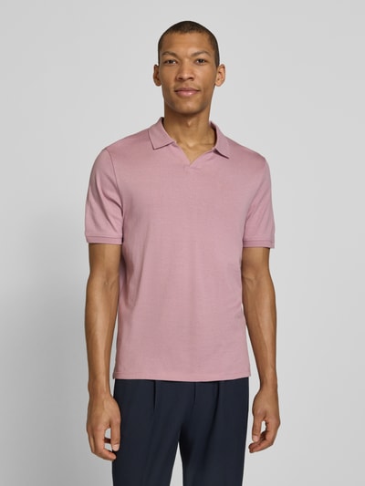 Männermodel trägt Slim Fit Poloshirt mit V-Ausschnitt Modell 'BOLL' von CINQUE in Rosa, reine Baumwolle, Ganzkörperansicht von vorne.