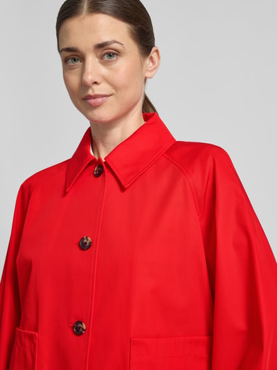 Kobiece modelka nosi Relaxed Fit Trenchcoat aus reiner Baumwolle od Tommy Hilfiger, czerwony twill, kołnierz klasyczny, wodoodporny, z logo, zbliżenie na górną część ciała