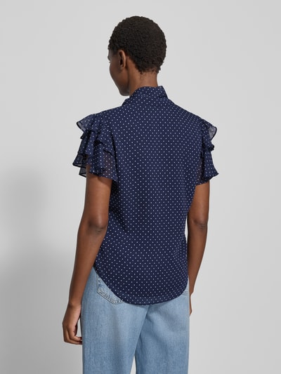 Frauenmodel trägt Regular Fit Schluppenbluse mit Volants Modell 'PRUGAN' von Lauren Ralph Lauren, dunkelblau mit weißen Punkten, Ganzkörperansicht Rückansicht.