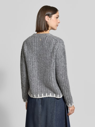 Modelka kobieca ma na sobie Regular Fit Pullover mit Woll-Anteil Modell 'Kustra' od JOOP!, szary melanż z białymi detalami, teksturowana dzianina, widok całej sylwetki z tyłu, sweter damski od JOOP!.
