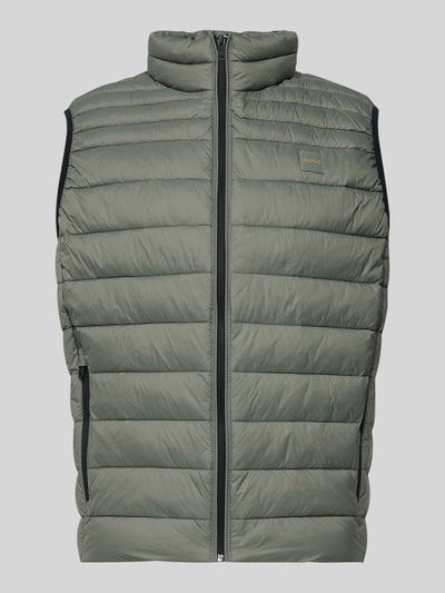 Produktfoto, Regular Fit Steppweste mit Stehkragen Modell 'ODENO2' von BOSS Orange in Unifarben, Reißverschluss, Label Patch, seitliche Reißverschlusstaschen, dezente Steppstruktur