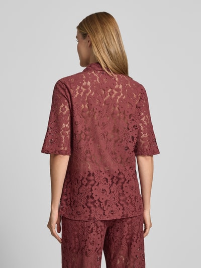 Frauenmodel trägt Regular Fit Bluse aus Baumwoll-Mix Modell 'HONEY' von Vero Moda, Optik: Unifarben, Allover-Muster, Rückansicht.