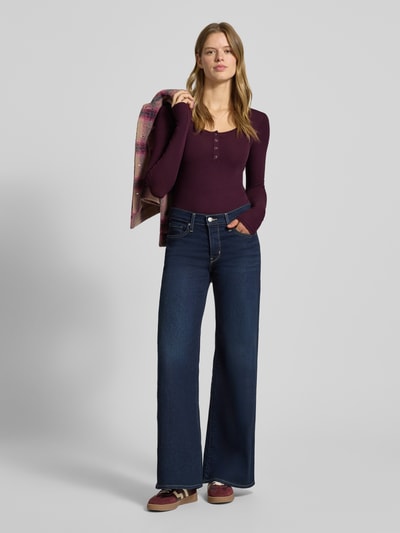 Kobiece model prezentuje Slim Fit Langarmshirt aus Baumwoll-Mix Modell 'KITTE' od Pieces, prążkowana tekstura, bordowy, długie rękawy, guziki, widok całej sylwetki z przodu.
