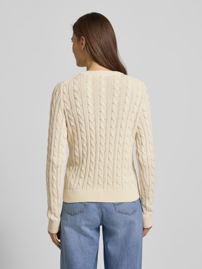 Vrouwenmodel draagt Strickjacke met knoopsluiting van Jake*s Casual, puur katoen, regular fit, ribboorden, ronde hals, labelstitching, ruglengte 56 cm, mouwlengte 60 cm, gebroken wit, kabelstructuur, rugaanzicht.