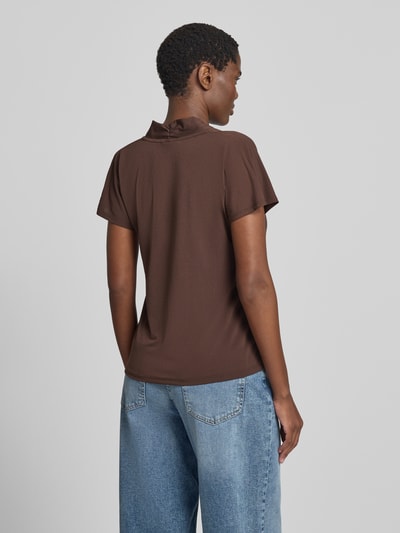 Frauenmodel trägt Regular Fit Bluse mit V-Ausschnitt Modell 'Yrsa' von FREE/QUENT, elastischer Material-Mix, braun, Rückansicht, Ganzkörperansicht Rückansicht.