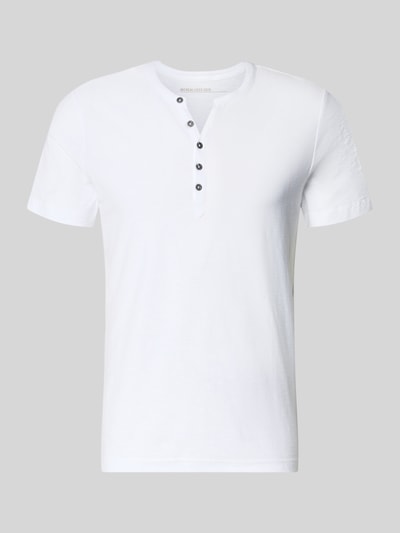 Produktfoto, T-Shirt mit V-Ausschnitt und Knopfleiste von MCNEAL in Weiß aus Reine Baumwolle, Regular-Fit, Rückenlänge Größe M 68 cm.