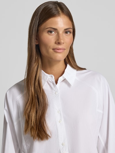 Frauenmodel trägt Relaxed Fit Bluse Modell 'Susana Selmina' von MSCH Copenhagen aus Baumwoll-Lyocell-Mix, weiß, Nahaufnahme Oberkörper.