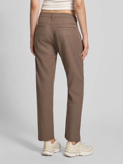 Vrouwenmodel draagt Straight Fit Chino uit puur katoen van g-star, look: effen, kleur bruin, paspelzakken, labeldetail, gevlamd garen, geheelachteraanzicht