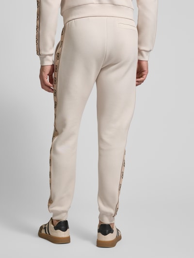 Guess Activewear Sweatpants mit Label-Detail Modell 'MICKEY' Offwhite 5