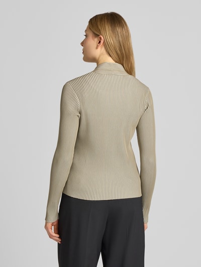 Frauenmodel trägt Strickjacke mit V-Ausschnitt und Knopfleiste von Emporio Armani in Beige, Slim Fit, feine Rippenstruktur, Rückenansicht.