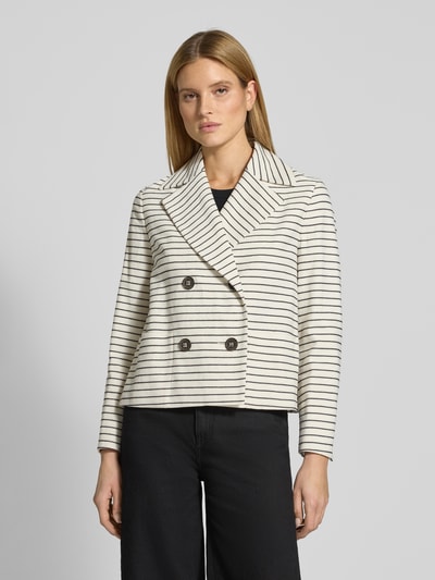 Frauenmodel trägt Blazer mit Reverskragen und Leistentaschen von Luisa Cerano, cremefarben mit schwarzen Streifen, Ganzkörperansicht von vorne.