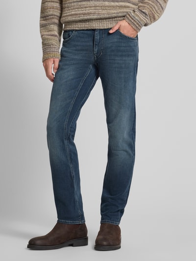 Männermodel trägt Straight Fit Jeans mit Logo-Stitching Modell 'Commander' von PME Legend im 5-Pocket-Design, aus elastischem Baumwoll-Mix, mittleres Blau mit leichten Waschungen, Knopf- und Reißverschluss, Ganzkörperansicht von vorne.