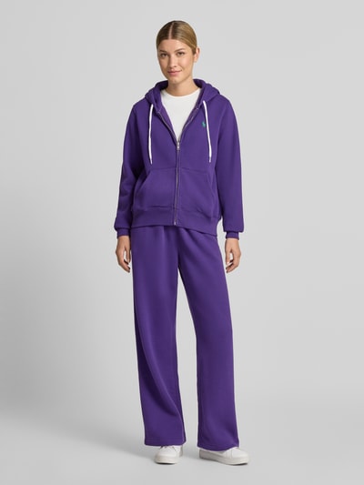 Modelka nosi Regular Fit Sweatjacke aus Baumwoll-Mix von Polo Ralph Lauren w kolorze fioletowym, widok całej sylwetki z przodu, bluza rozpinana, mieszanka bawełny, damska.