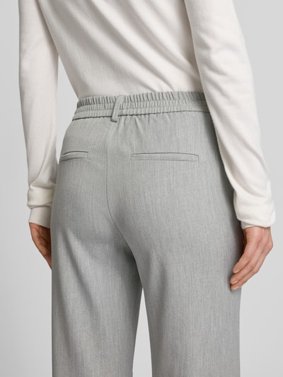 Frauenmodel trägt Straight Leg Hose mit Viskose-Anteil Modell 'MAYA' von Vero Moda in melange grau mit elastischem Bund, Detailaufnahme Rückansicht.