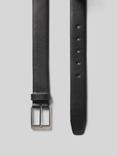 Produktfoto, schwarzer Gürtel aus echtem Leder Modell 'Basic Belt' von s.Oliver BLACK LABEL, glatte Oberfläche, silberne Schnalle
