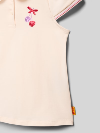 Produktfoto, T-Shirt mit Motiv-Stitching und Polokragen von Steiff in hellem Beige mit Stickerei, gerader Schnitt, Baumwoll-Mix mit Stretch-Anteil.