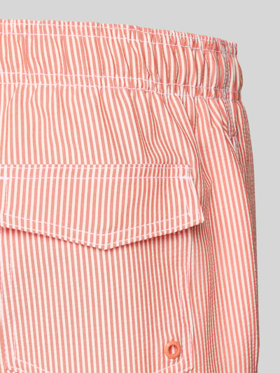 Produktfoto, Badehose mit Label-Detail Modell 'Pete' von Shiwi in Rot-Weiß gestreift, Regular Fit, Tunnelzug, Herren, Textur Baumwolle