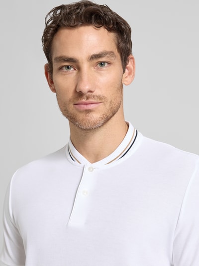 Männermodel trägt Regular Fit Poloshirt aus einer Baumwolle C-PRATT40 von BOSS, Optik: Unifarben, Piqué, Nahaufnahme Oberkörper.