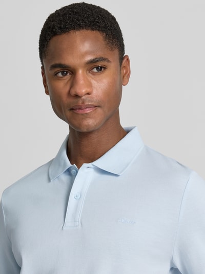 Męski model nosi Regular Fit Poloshirt aus reiner Baumwolle von s.Oliver RED LABEL, efekt: jednolity kolor, pika, wyhaftowane logo, jasnoniebieski, listwa guzikowa, kołnierzyk polo, krótki rękaw, z czystej bawełny, zbliżenie na górną część ciała