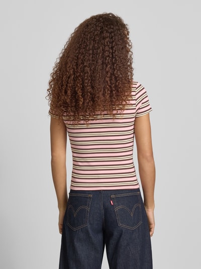 Frauenmodel trägt Slim Fit T-Shirt mit Rundhalsausschnitt Modell 'Sally' von Topshop aus elastischem Baumwoll-Mix, Strukturmuster, Rückenlänge bei Größe S 52 cm, Ganzkörperansicht Rückansicht.