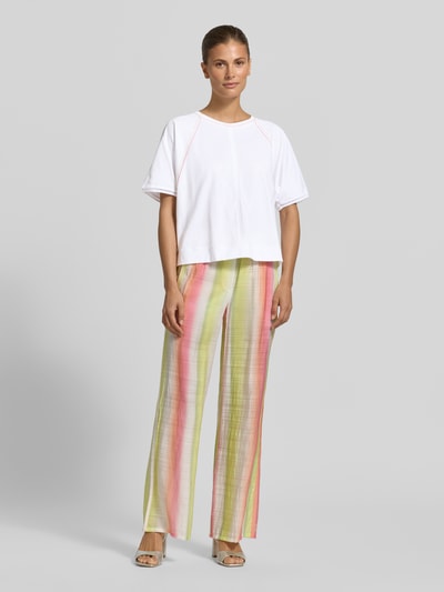 Modelka kobieca nosi Relaxed Fit T-Shirt mit Rundhalsausschnitt od Marc Cain z bawełny, ozdobne szwy, długość tyłu 52 cm, widok z przodu całej sylwetki.