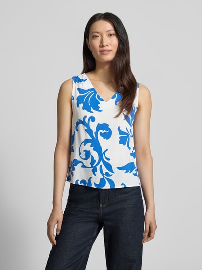Kobiece model prezentuje Loose Fit Top aus reiner Viskose Modell 'EASY JOY' od Vero Moda, efekt: wzór na całej powierzchni, dekolt w serek, bez rękawów, materiał: wiskoza, kolor biało-niebieski, całkowity widok z przodu