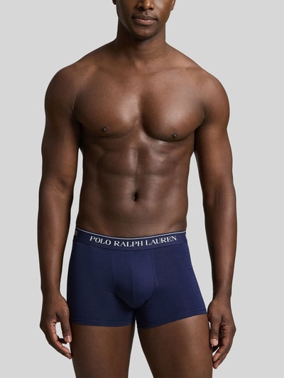 Männermodel trägt dunkelblaue Trunks aus Baumwoll-Mix Modell 'CLSSIC TRUNK-3 PACK' von Polo Ralph Lauren, Herren Pant & Trunk von Polo Ralph Lauren Underwear, Ganzkörperansicht von vorne.