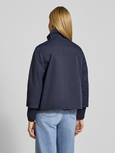 Frauenmodel trägt Jacke mit Stehkragen und Pattentaschen von Christian Berg Woman Selection in Dunkelblau, glatte Textur, Ganzkörperansicht Rückansicht. Regular Fit, Rückenlänge 60 cm, Schulterbreite 40 cm, Brustweite 46 cm, Ärmellänge 67 cm.