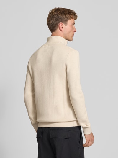 Männermodel trägt Slim Fit Pullover aus reiner Baumwolle Modell 'MILANO' von JACK & JONES, Strick-Optik, helle Farbe, Ganzkörperansicht Rückansicht. Herren Pullover, Troyer-Kragen, Rückenlänge 73 cm, Ärmellänge 68 cm.