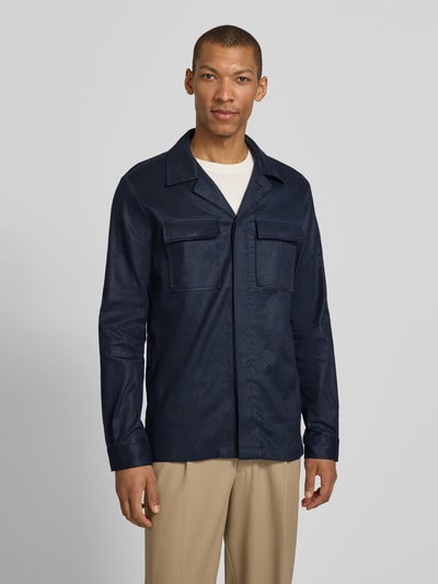Mannenmodel draagt Regular Fit Hemdjacke aus Leinen-Mix mit Brusttaschen van Profuomo in donkerblauw met reverskraag, katoen-linnenmix, verborgen knoopsluiting, borstzakken, ruglengte maat M 77 cm. Ganzkörperansicht van voren.