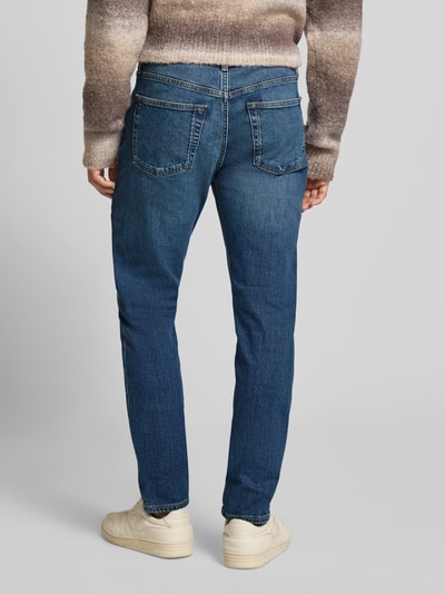 Männermodel trägt Jeans mit 5-Pocket-Design von Calvin Klein Jeans in Dunkelblau, Slim Fit, Ganzkörperansicht Rückansicht. Baumwoll-Elasthan-Mix, Label-Detail, Bundweite 44 cm, Innenbeinlänge 84 cm.