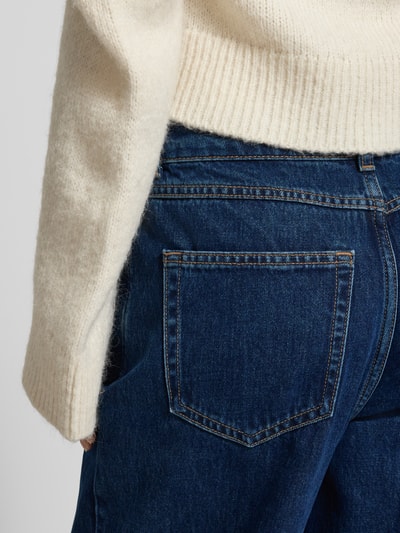 Kobieta nosi Barrel Leg Jeans aus reiner Baumwolle Modell 'STINE CROPPED' od Marc O'Polo Denim, denim niebieski, detal tylnej kieszeni, perspektywa: zbliżenie tylnej części ciała.