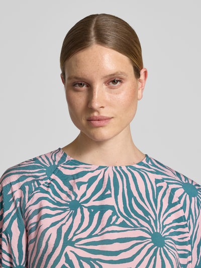 Frauenmodel trägt Regular Fit Bluse aus Viskose-Mix im Allover-Look von Christian Berg Woman in Rosa mit Blau, Rundhalsausschnitt, 3/4-Arm, Nahaufnahme Oberkörper.