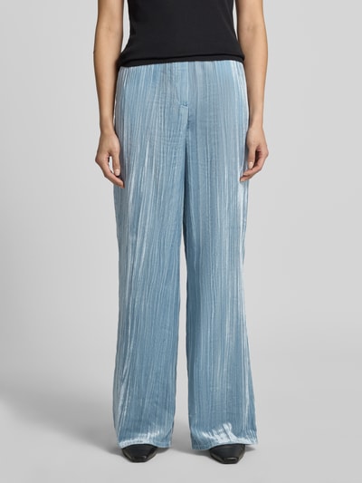 Vrouwenmodel draagt lichtblauwe Weite Hose uit viscosemix van Jake*s Casual, verticale plooitextuur, voorkant, Ganzkörperansicht van voren.