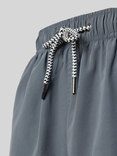 Produktfoto, Badehose mit Gesäßtasche und Logo-Stitching von MCNEAL in Grau mit elastischem Bund, Kordelzug, glatte Textur, Nahaufnahme