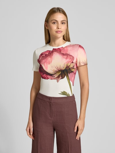 Modelka kobieca nosi T-Shirt z okrągłym dekoltem model 'OBREY' od Ted Baker, elastyczna mieszanka wiskozy, krój dopasowany, przód w całości