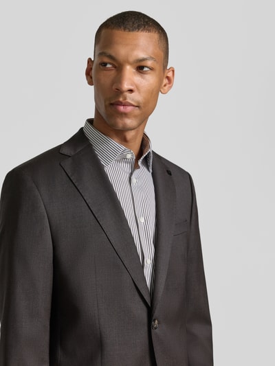 Männermodel trägt dunkelgraues Slim Fit 2-Knopf-Sakko mit Pattentaschen Modell 'Move Alesso' von DIGEL aus Schurwoll-Elasthan-Mix, Nahaufnahme Oberkörper. Rückenlänge 74 cm, Schulterbreite 46 cm, Ärmellänge 67 cm.