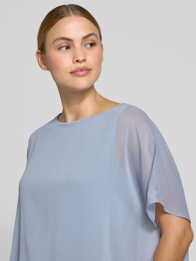Frauenmodel trägt Loose Fit Top aus Viskose-Mix von s.Oliver BLACK LABEL, hellblau, unifarben, Chiffon, Nahaufnahme Oberkörper.