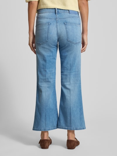Frauenmodel trägt Wide Leg Jeans aus Baumwoll-Mix Modell 'FABIENNE' von Cambio in heller Denim-Optik mit Gesäßtaschen, Ganzkörperansicht Rückansicht.