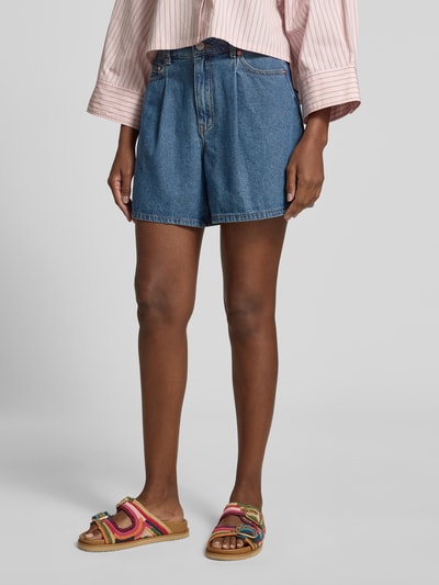 Frauenmodel trägt Jeansshorts mit Eingrifftaschen Modell 'GEMMA' von YAS aus Reine Baumwolle im Regular-Fit, mittleres Blau, Bundweite bei Größe 36: 37 cm, Innenbeinlänge bei Größe 36: 41 cm, Ganzkörperansicht von vorne.