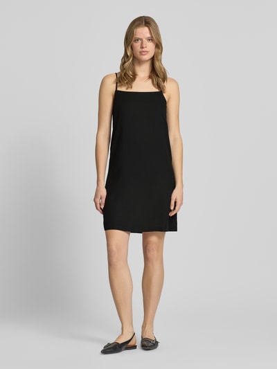 Frauenmodel trägt Ausgestelltes Minikleid aus Viskose-Leinen-Mix Modell 'PIA' von Pieces, Optik: Unifarben, gerade Textur, Ganzkörperansicht von vorne.