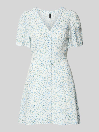 Produktfoto, Leicht ausgestelltes Minikleid aus reiner Viskose Modell 'ALBA' von Vero Moda in Weiß mit zartem blauem Blumenmuster, kurzer Knopfleiste, V-Ausschnitt, Taillengürtel und kurzen weiten Ärmeln, unifarbene Optik, glatte Textur