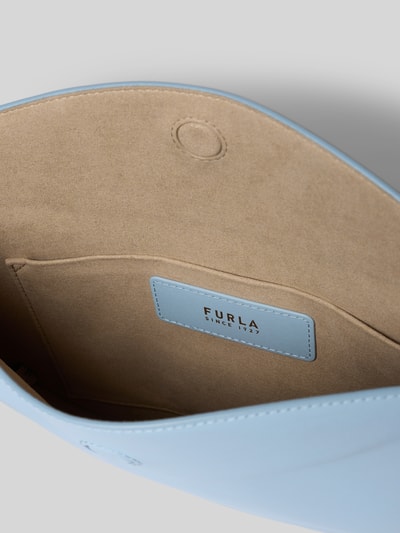 Produktfoto, Handtasche aus Leder mit Label-Detail von FURLA in Hellblau mit beigem Innenfutter, Magnetverschluss und Innenfach, Schulterriemen, Maße 29x26x3 cm, Länge Schulterriemen 40 cm