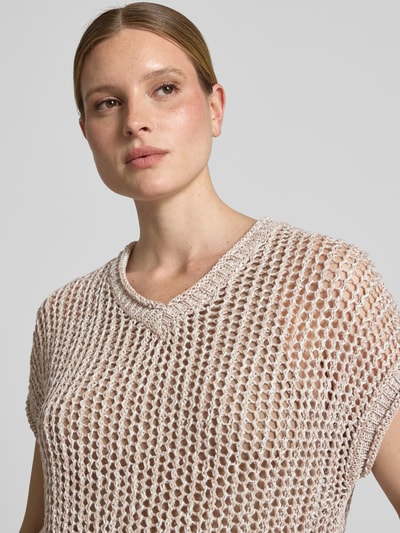 Frauenmodel trägt Pullunder mit V-Ausschnitt Modell 'RUDY' von Soyaconcept aus Baumwoll-Mix, Relaxed-Fit, beige, Nahaufnahme Oberkörper.