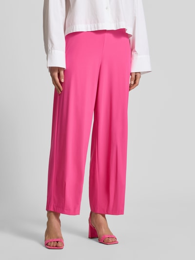 Vrouwenmodel draagt Schlupfhose aus High Tech Jersey Modell 'SALLY' van Raffaello Rossi, relaxed fit, elastische tailleband, felroze, recht vallende pijpen, gladde textuur, context: dames schlupfhose, taillewijdte maat 36: 38 cm, binnenbeenlengte: 68 cm, close-up onderlichaam, vooraanzicht