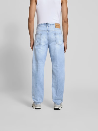 Männermodel trägt Straight Fit Jeans mit Logo-Patch von Dsquared2, hellblaue Baumwolle, 5-Pocket-Design, Ganzkörperansicht Rückansicht.