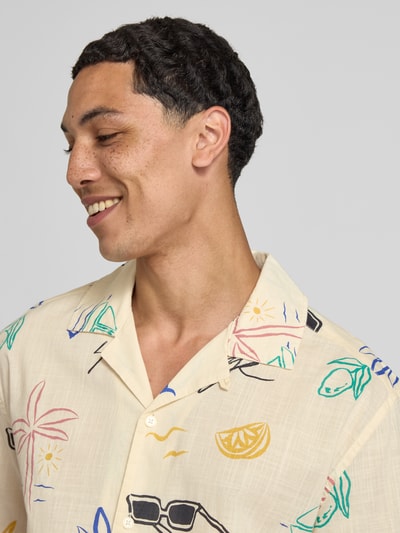 Männermodel trägt Relaxed Fit Freizeithemd aus reiner Baumwolle Modell 'LUKE' von Only & Sons, bunte Muster, Nahaufnahme Oberkörper.