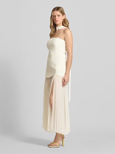 Frauenmodel trägt Midikleid in Plissee-Optik mit Viskose-Anteil von Gina Tricot in Creme, Elastischer-Material-Mix, Schal-Accessoire, Schulterfrei, Taillierte Passform, Transparente Struktur, Rückenlänge 114 cm, Brustweite 36 cm, Ganzkörperansicht von vorne.