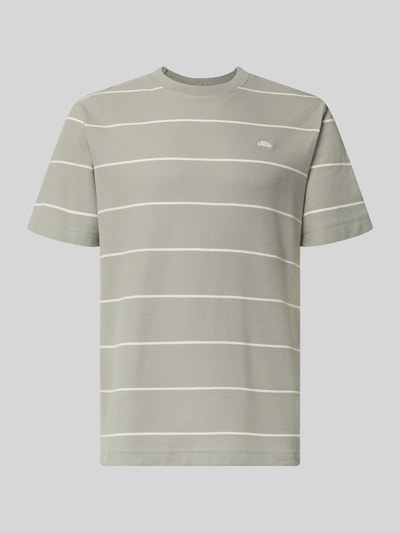 Produktfoto, T-Shirt mit Label-Stitching Modell 'VERRI' von ellesse, Herren T-Shirt aus Baumwoll-Mix, Regular-Fit, Allover-Look, Rundhalsausschnitt, Rückenlänge 67 cm in Größe M, oliv mit weißen Streifen, feine Struktur