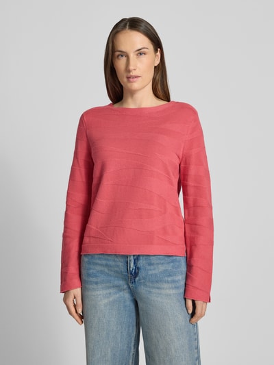 Modelka kobieca nosi Regular Fit Pullover aus reiner Baumwolle od Tom Tailor, różowy, strukturalny wzór, okrągły dekolt, długi rękaw, dzianina, przód całej sylwetki.